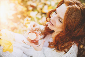 Portrait einer jungen schönen Frau in der natur mit Tee glas