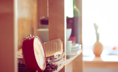 Obraz na płótnie Canvas Vintage alarm clock on the shelf with dishes