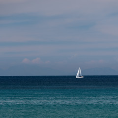 Obraz premium White sailboat on the sea