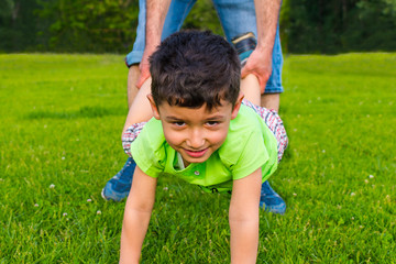 Obraz premium dad and son have a good time in the Park