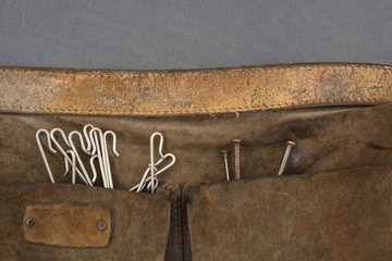 Dachdecker alte authentische Gürteltasche mit Nägeln und Einschlaghaken im Detail auf Schiefer...