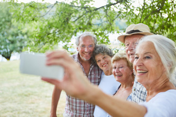 Senior Frau mit Smartphone macht ein Selfie