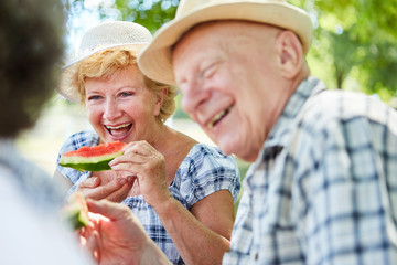Fröhliches Senioren Paar beim Melone essen
