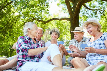 Senioren Freunde spielen Karten im Sommer