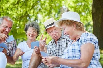 Senioren haben Spaß beim Karten spielen