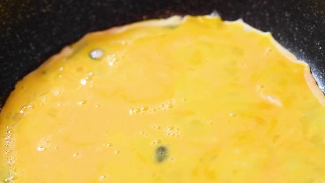 フライパンに卵液を注ぐ