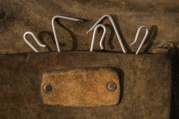 Schieferdecker alte Gürteltasche aus Leder mit Einschlaghaken aus Edelstahl als close up und...