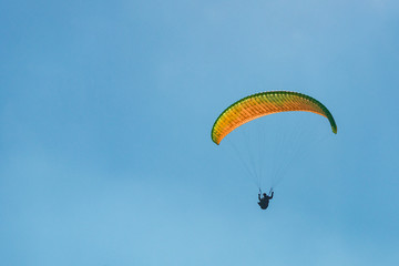 Gleitschirmflieger am blauen Himmel