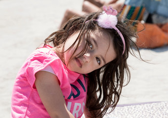 Ritatto di bambina in spiaggia