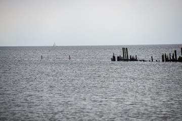 Naklejka premium empty white sand beach with no people