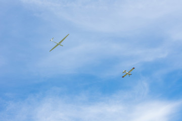 Schleppflugzeug mit Segelflugzeug an der Schleppleine. Standort: Deutschland, Nordrhein-Westfalen, Borken,