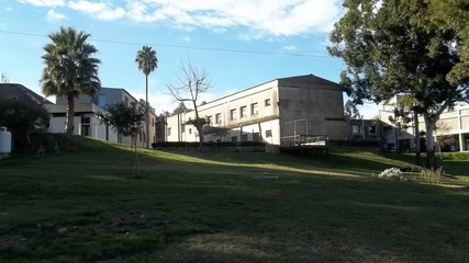 colegio en la colina