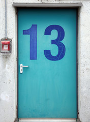 Fototapeta premium Tür mit Zahl 13