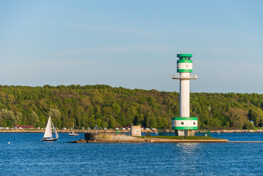 Der Leuchtturm Friedrichsort an der engsten Stelle der Kieler F&ouml;rde. Ideal um die vorbei fahrenden gro&szlig;en und kleinen -Schiffe hautnah erleben zu k&ouml;nnen.