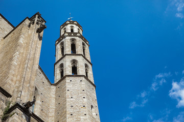Fototapeta na wymiar Santa Maria del Mar church in Barcelona. Medieval facade. Bricks and blue sky. Spanish architecture. 