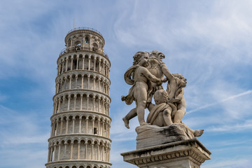 Fototapeta na wymiar Schiefer Turm von Pisa mit Statue