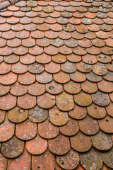 Alte Dachziegel auf dem Dach