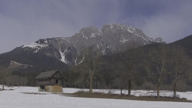 4K, UHD, K&auml;rnten, Gailtal, Oberes Gailtal, Oberk&auml;rnten, Winter, Schnee, Jahreszeit, Feld, Wiese, verschneit, Scheune, Stadel, Wirtschaftsgeb&auml;ude, Landwirtschaft, Baum, Obstbaum, kahl, Kirche, Kirchtur