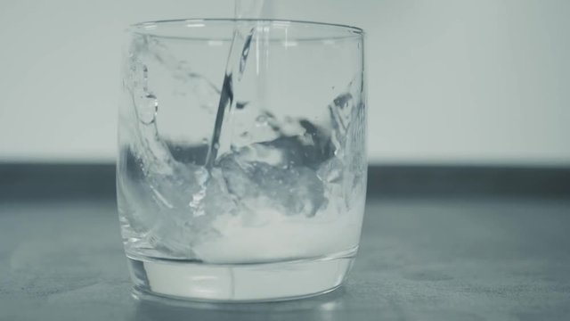 fill a glass with water and effervescent tablet magnesium in slow motion.