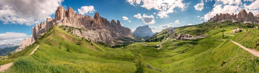 Passo Gardena e gruppo Sella sulle Dolomiti