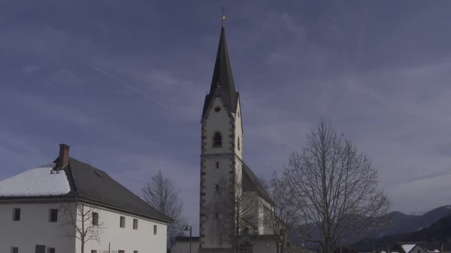 4K, UHD, K&auml;rnten, Gailtal, Oberes Gailtal, Oberk&auml;rnten, Winter, Schnee, Jahreszeit, Feld, Wiese, verschneit, Scheune, Stadel, Wirtschaftsgeb&auml;ude, Landwirtschaft, Baum, Obstbaum, kahl, Kirche, Kirchtur