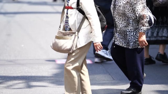 高齢化社会イメージ　東京　歩く老人　スローモーション