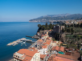 Obraz premium The amazing italian resort with old colorful villas on the steep slope, nice beach, numerous yachts and boats in harbor and medieval towers along the coast, Positano. Italy, may 2019