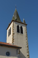 Fototapeta premium Clocher du village de Nabas dans les Pyrénées Atlantiques en Béarn
