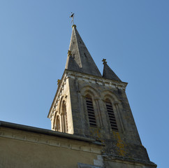 Fototapeta premium Clocher du village de Rivehaute dans les Pyrénées Atlantiques en Béarn