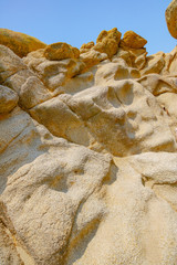 wellige Sandsteinformation am Meer mit Schatten. Sandsteinwand
