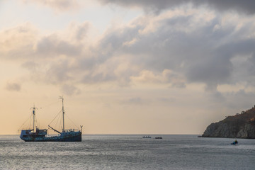 Obraz premium Schiffskutter vor Küste Karibik Schiff im Meer am fischen