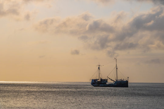 Schiffskutter vor Küste Karibik Schiff im Meer am fischen