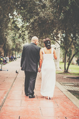 pareja de novios caminando en color mate como un recuerdo