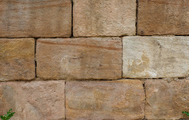 Sandsteinblöcke zu einer Mauer verbaut