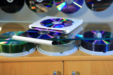 Płyta dvd, cd, i blu-ray w nagrywarce.