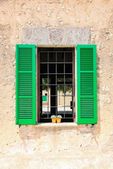 Fototapeta na wymiar Grüner Fensterladen an einer Fassade
