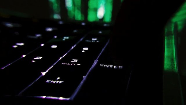 Finger dr&uuml;ckt Entfernen Taste auf Tastatur vom Computer