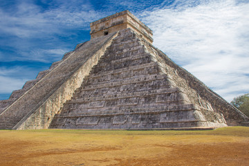 Fototapeta na wymiar Famous Pyramid of Chichen Itza