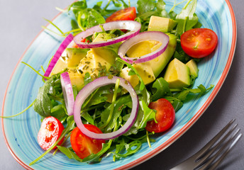 Arugula salad with avocado