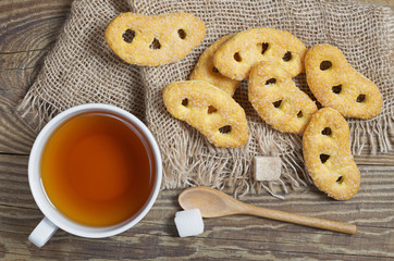 French pretzels with sugar and tea