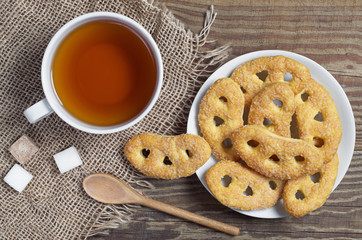 Tea and french pretzels with sugar