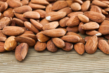 Obraz premium Roasted almonds on wooden table