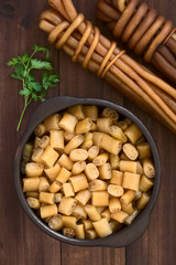 Chilenisches Cochayuyo oder Bull Kelp (lat. Durvillaea antarctica) essbarer Seetangart, eingeweicht und geschnitten, mit einem getrockneten Bund an der Seite, fotografiert mit natürlichem Licht