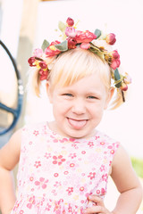 Süßes Mädchen mit Blumenkranz 