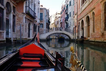 Foto op Plexiglas Gondels First person view vanuit de Venetiaanse gondel terwijl je op het water rondreist
