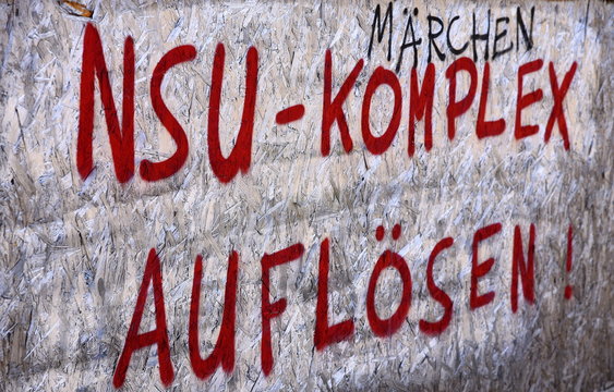 Graue Mauer mit dem Schriftzug: "NSU-Komplex aufl&ouml;sen"