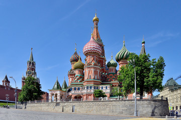 Fototapeta na wymiar St. Basil's Cathedral and the Spasskaya Tower
