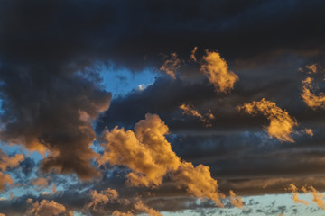 Obraz na płótnie Canvas Dramatic sky at sunset before the storm