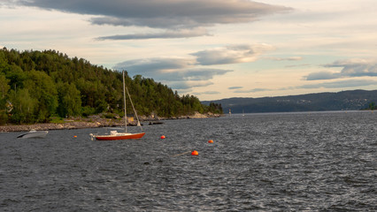 Drøbaksundet, drobkasundet, drobak ,Drøbak, oslofjorden, statek, kuter, łódz, jacht, żaglówka, fjord, góra, morze, zatoka, norwegia, norway, norge, skandynawia, scandinavia © Dreamnordno