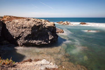 Fototapeta na wymiar Localizada no sudoeste de Portugal, a Costa Vicentina é caracterizada pelas suas formações rochosas e um mar de águas cristalinas, onde se pode ver o fundo a uma boa profundidade.